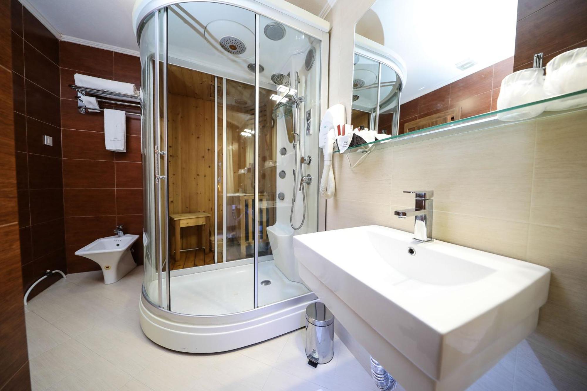 Hotel Carshia E Jupave Gjakova Buitenkant foto