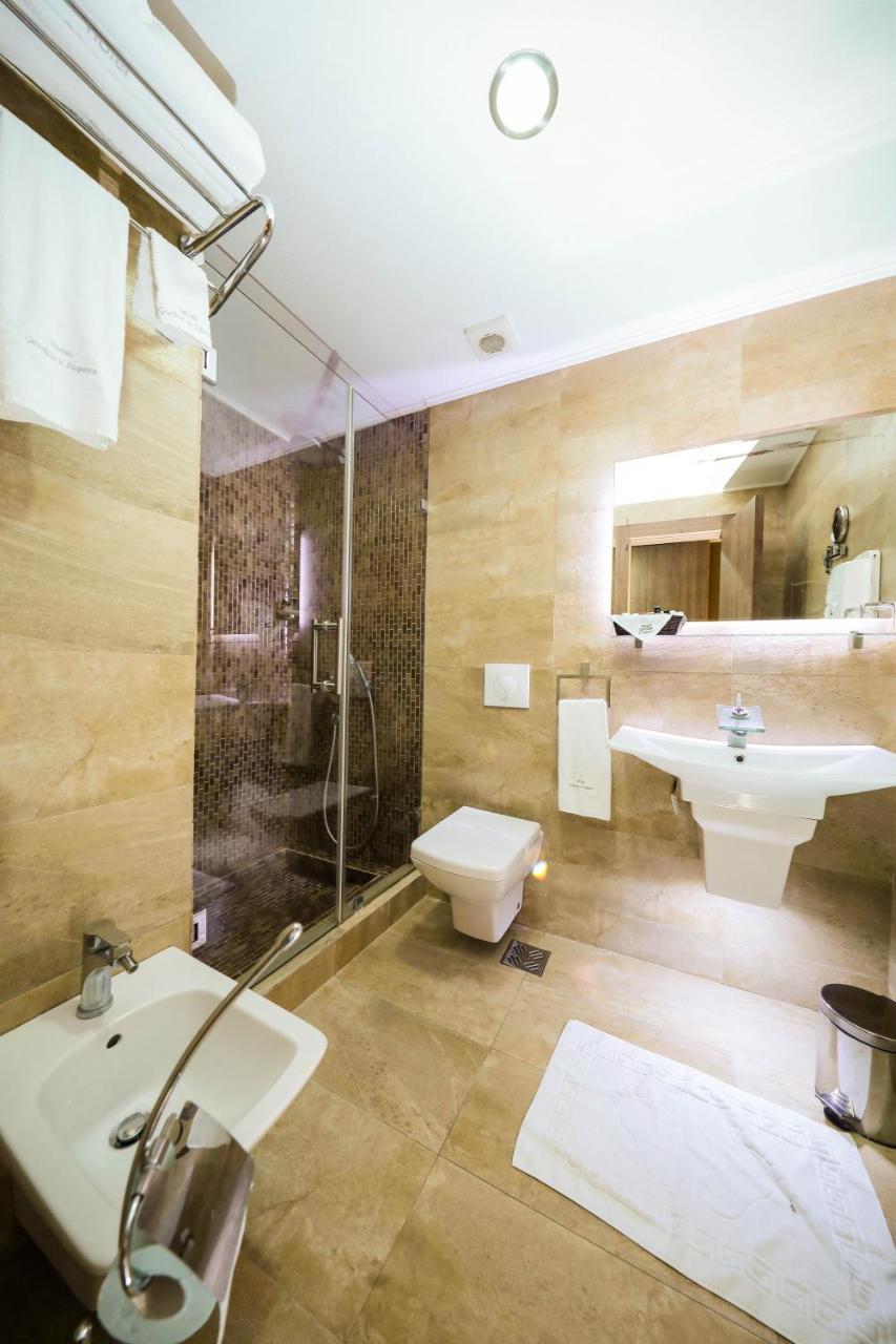 Hotel Carshia E Jupave Gjakova Buitenkant foto